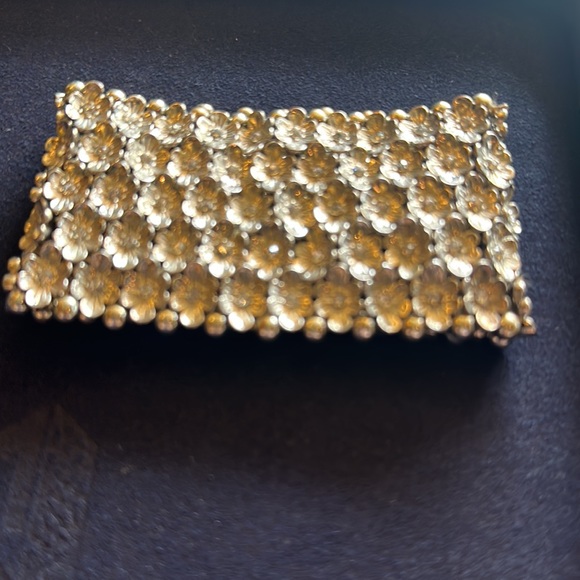 NWT Stunning Wrist cuff done in a silver finish with delicate flowers & crystal - Picture 10 of 13